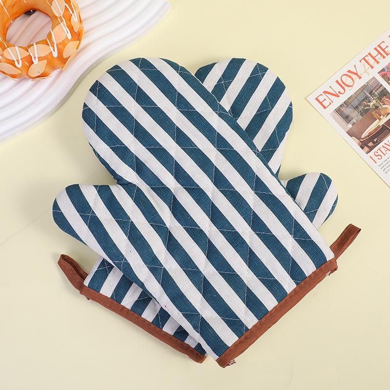 Heat-Resistant Oven Gloves image 2