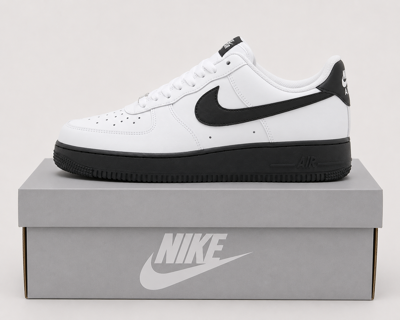 Nike Air Force 1 '07 LV8 ( BLACK & WHITE )